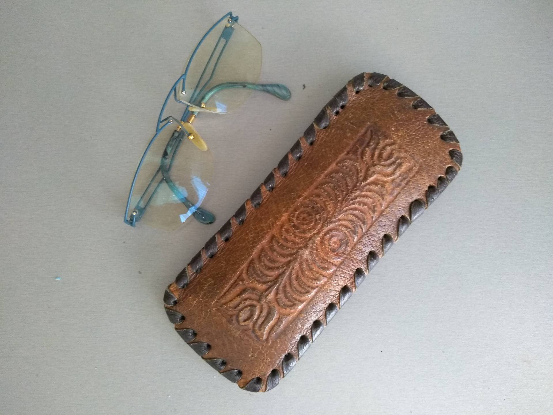 Vintage Brillenetui Aus Echtleder Mit Prägung - Retro Punziertem Echtem Leder Vintage Brillenetui Aus Echtleder Mit Prägung - Retro Punziertem Echtem Leder von TheVINTAGEShopBG