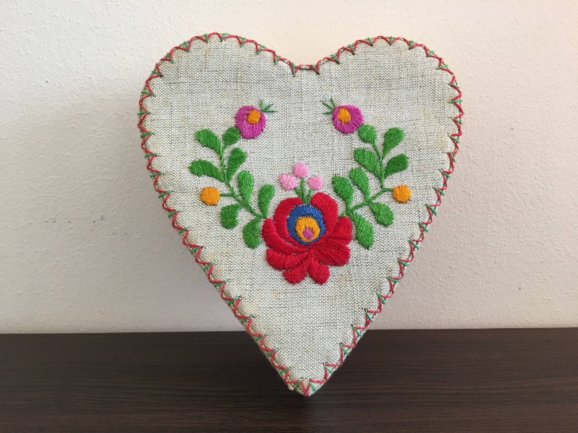 Vintage Schmuckschatulle Mit Bestickter Herz - in Herzform Leinenschatulle Vintage Schmuckschatulle Mit Bestickter Herz - in Herzform Leinenschatulle von TheVINTAGEShopBG
