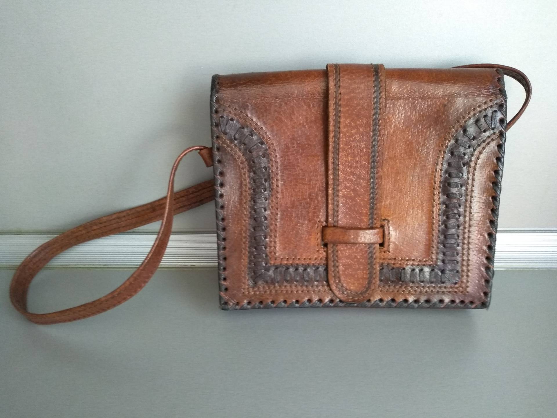 Vintage Tasche Aus Echtem Kalbsleder - Retro Ledertasche Alte 70' Braune Echt Leder Handtasche Umhängetasche Vintage Tasche Aus Echtem Kalbsleder - Retro Ledertasche Alte 70' Braune Echt Leder Handtasche Umhängetasche von TheVINTAGEShopBG