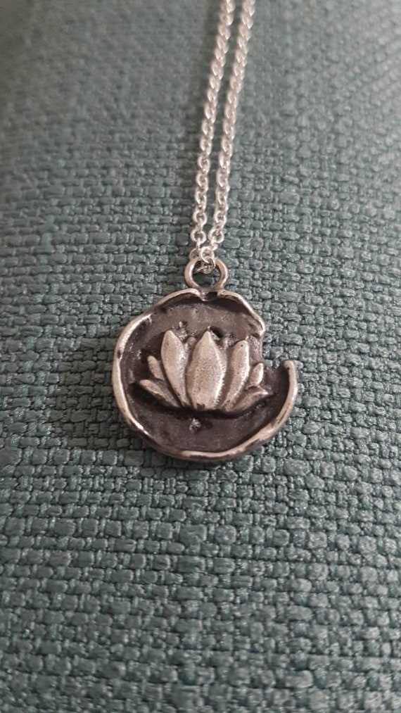 Handgefertigte Solide Sterling Silber Lotus Halskette. Sand Gegossen Einzigartige Boho Rustikale Yoga Inspiriert Anhänger/Halskette Handgefertigte Solide Sterling Silber Lotus Halskette. Sand Gegossen Einzigartige Boho Rustikale Yoga Inspiriert Anhänger/Halskette von TheVagabondStudios1