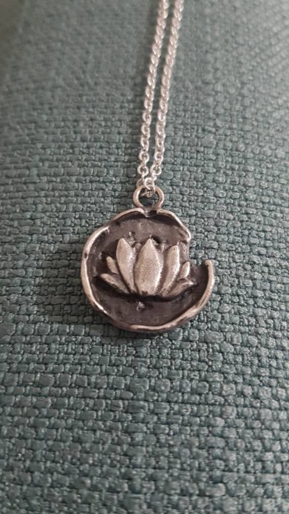 Handgefertigte Solide Sterling Silber Lotus Halskette. Sand Gegossen Einzigartige Boho Rustikale Yoga Inspiriert Anhänger/Halskette Handgefertigte Solide Sterling Silber Lotus Halskette. Sand Gegossen Einzigartige Boho Rustikale Yoga Inspiriert Anhänger/Halskette von TheVagabondStudios1