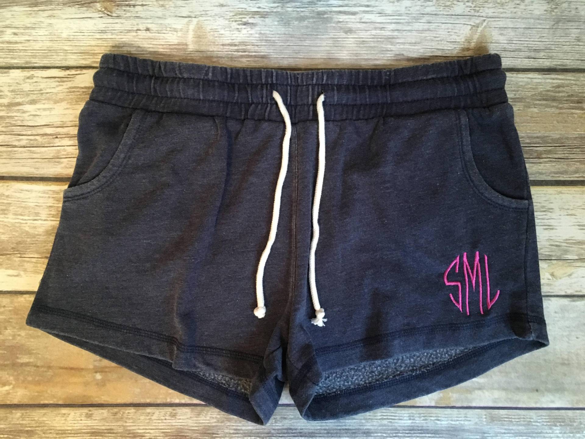 Monogrammierte Fleece Lounge Shorts Personalisierte Bequeme Pyjama-Shorts von TheVarsityStitch