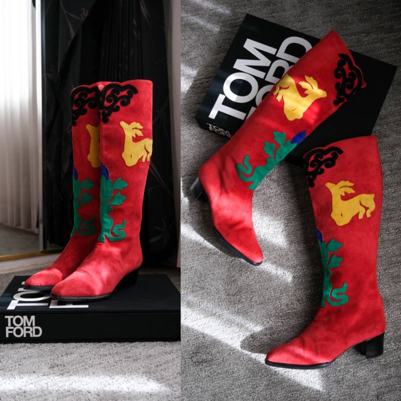 Vintage 80Er Jahre Andrea Pfister Couture Rote Wildleder Kniehohe Stiefel Mit Matisse Stil Ausschnitt Designs | Größe 7 1980Er Designer Zip Boots von TheVault1969