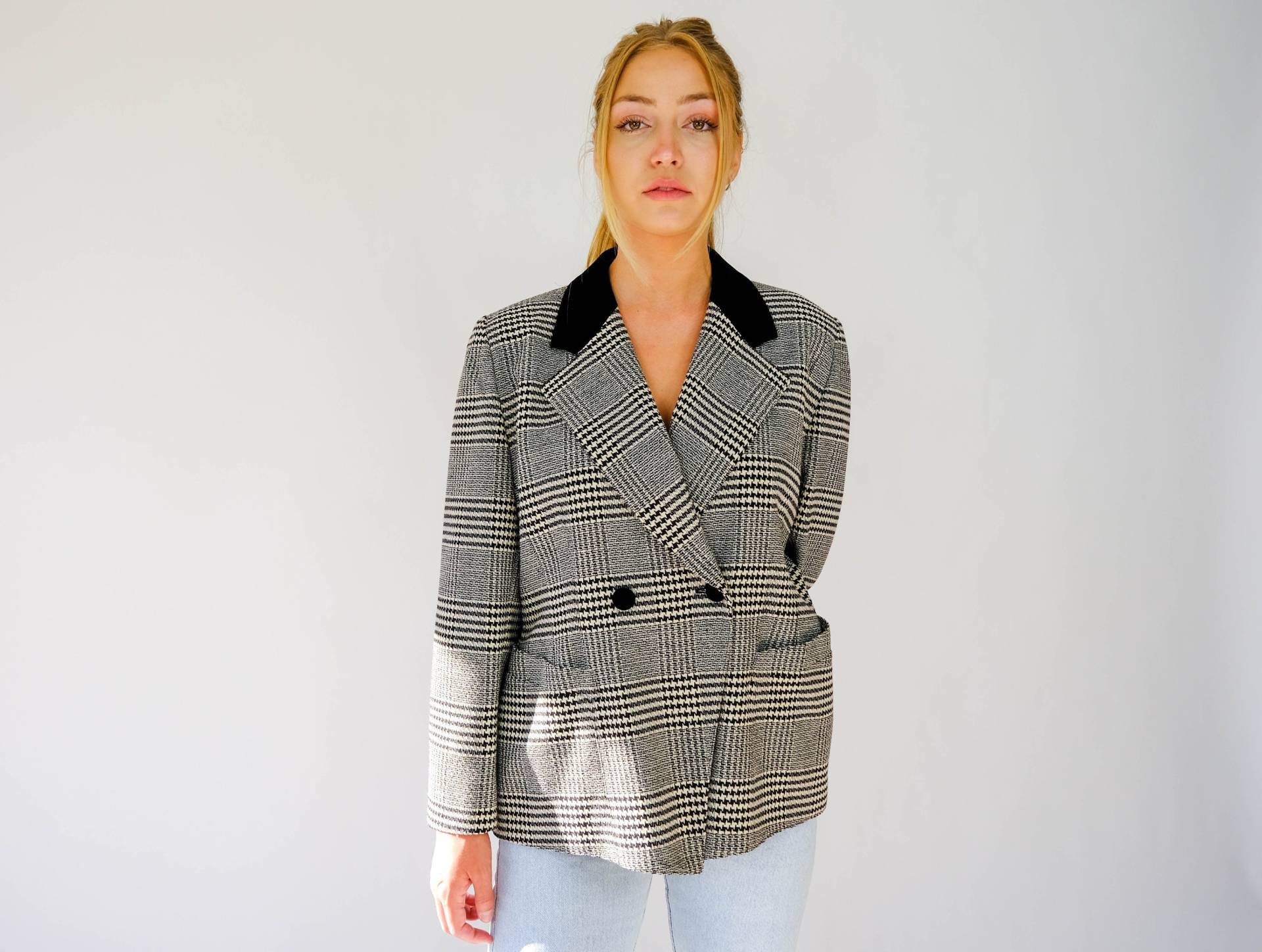 Vintage 80Er Jahre Escada Schwarz & Weiß Houndstooth Plaid Zweireihiger Blazer Mit Samtakzenten | Hergestellt in Westdeutschland 1980Er von TheVault1969