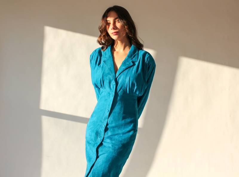 Vintage 80Er Jahre Leder Galerie Von Linea Fela Türkis Wildleder Überspitzt Breiter Schulterknopf Vorderkleid | North Beach Style Kleid von TheVault1969