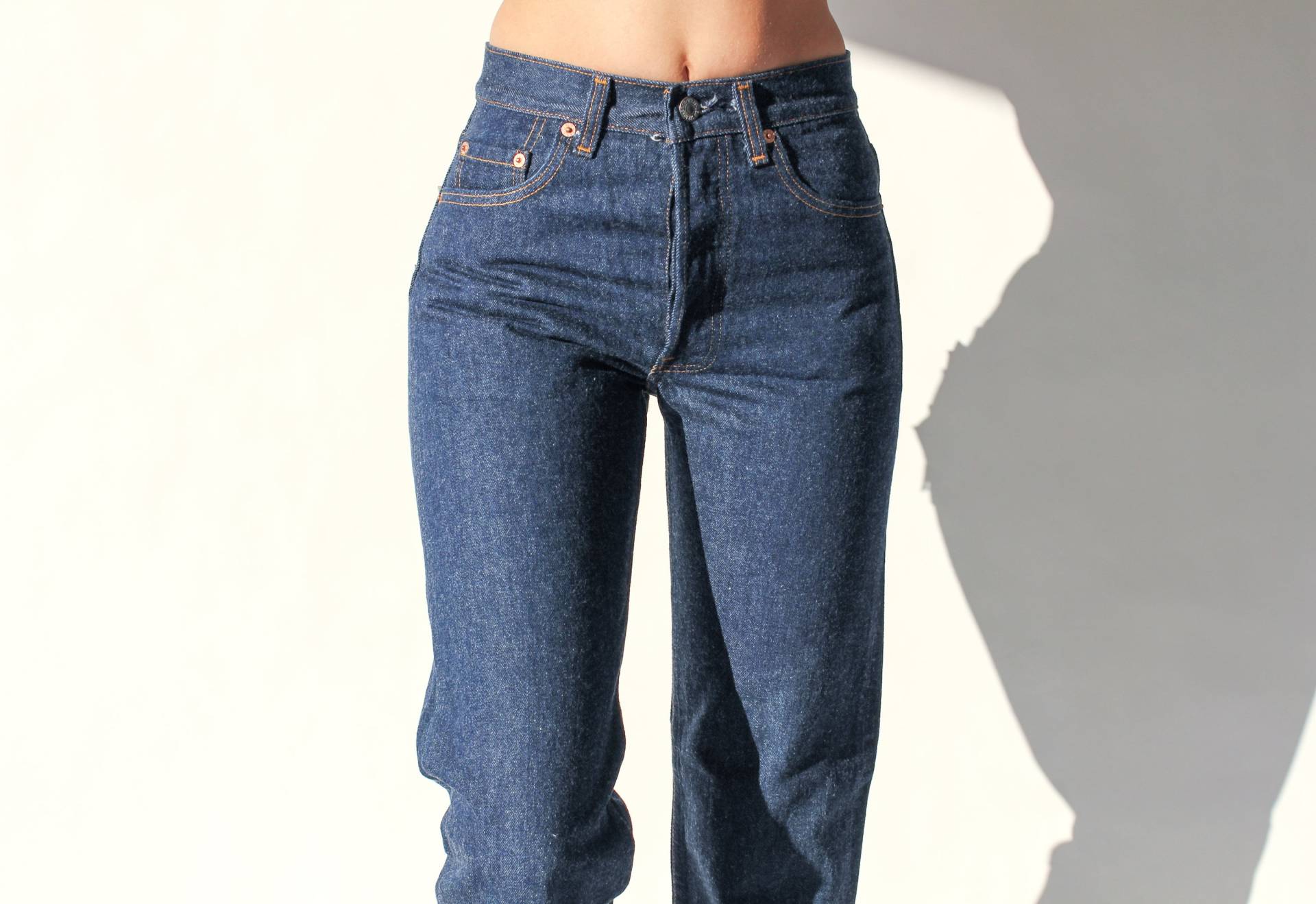 Vintage 80Er Jahre Levis Medium Wash 501 Hoch Taillierte Jeans Neue W/Tags | Hergestellt in Usa Größe 27/28 1980Er Boho Indigo Denim von TheVault1969