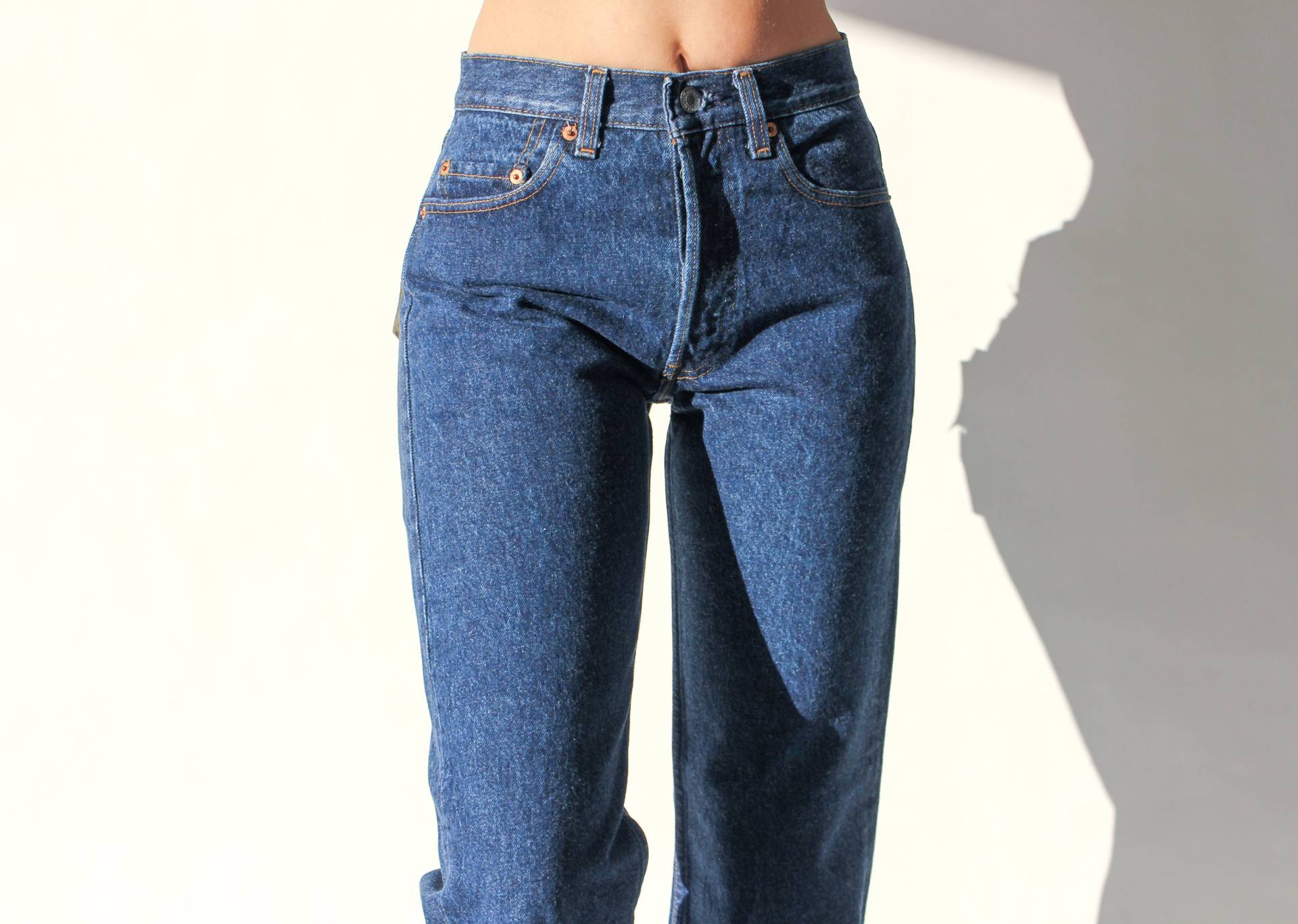 Vintage 80Er Jahre Levis Medium Wash 501 Hoch Taillierte Jeans Ungetragen Neue W/Tags | Hergestellt in Usa Größe 28 1980Er Boho Indigo Denim von TheVault1969