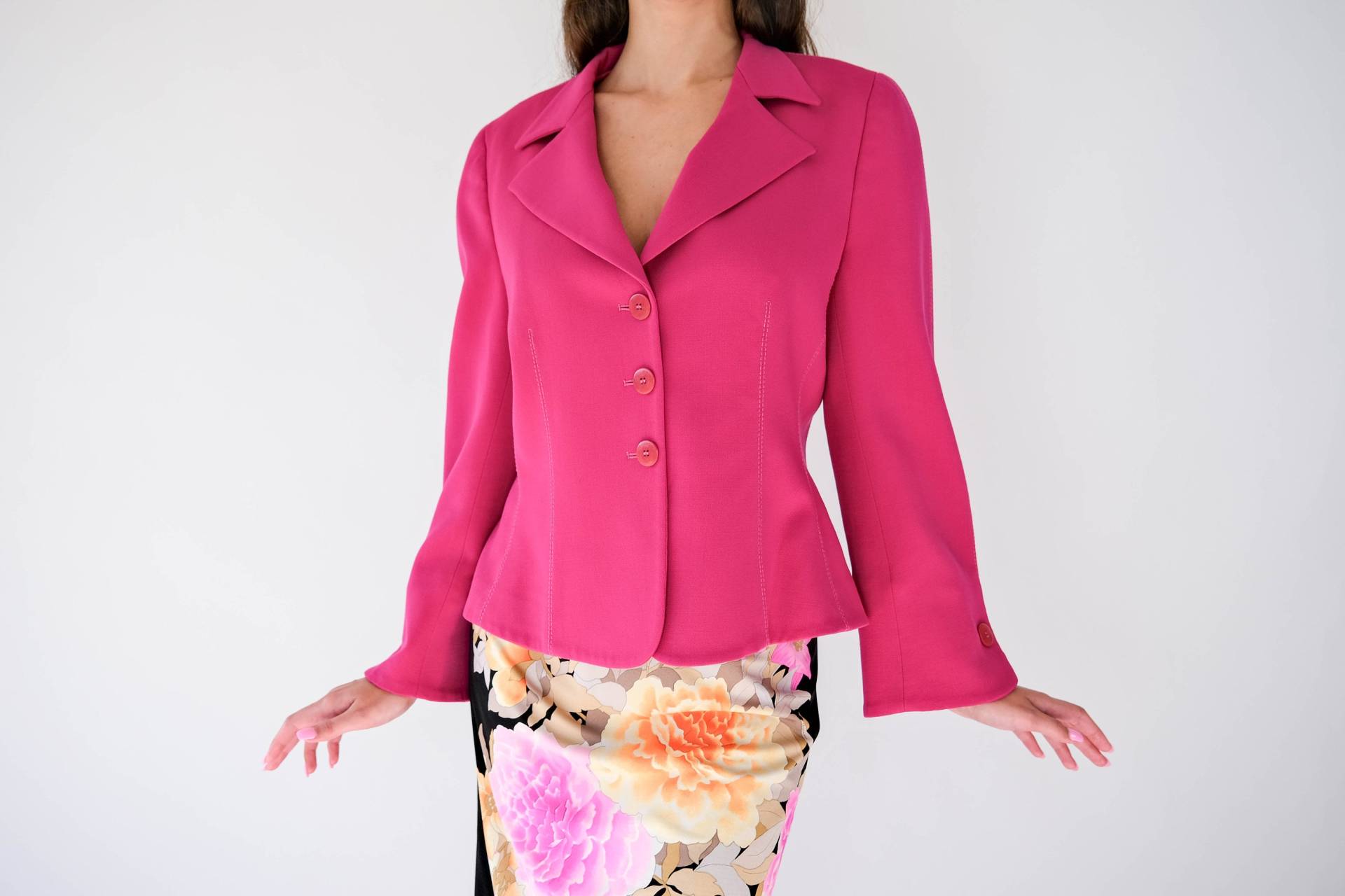 Vintage 90Er Jahre Giorgio Armani Fuchsia Pink Wolle Gabardine Mischung Cropped Blazer | Hergestellt in Italien 1990Er Designer Drei-Knopf-Crop-Jacke von TheVault1969