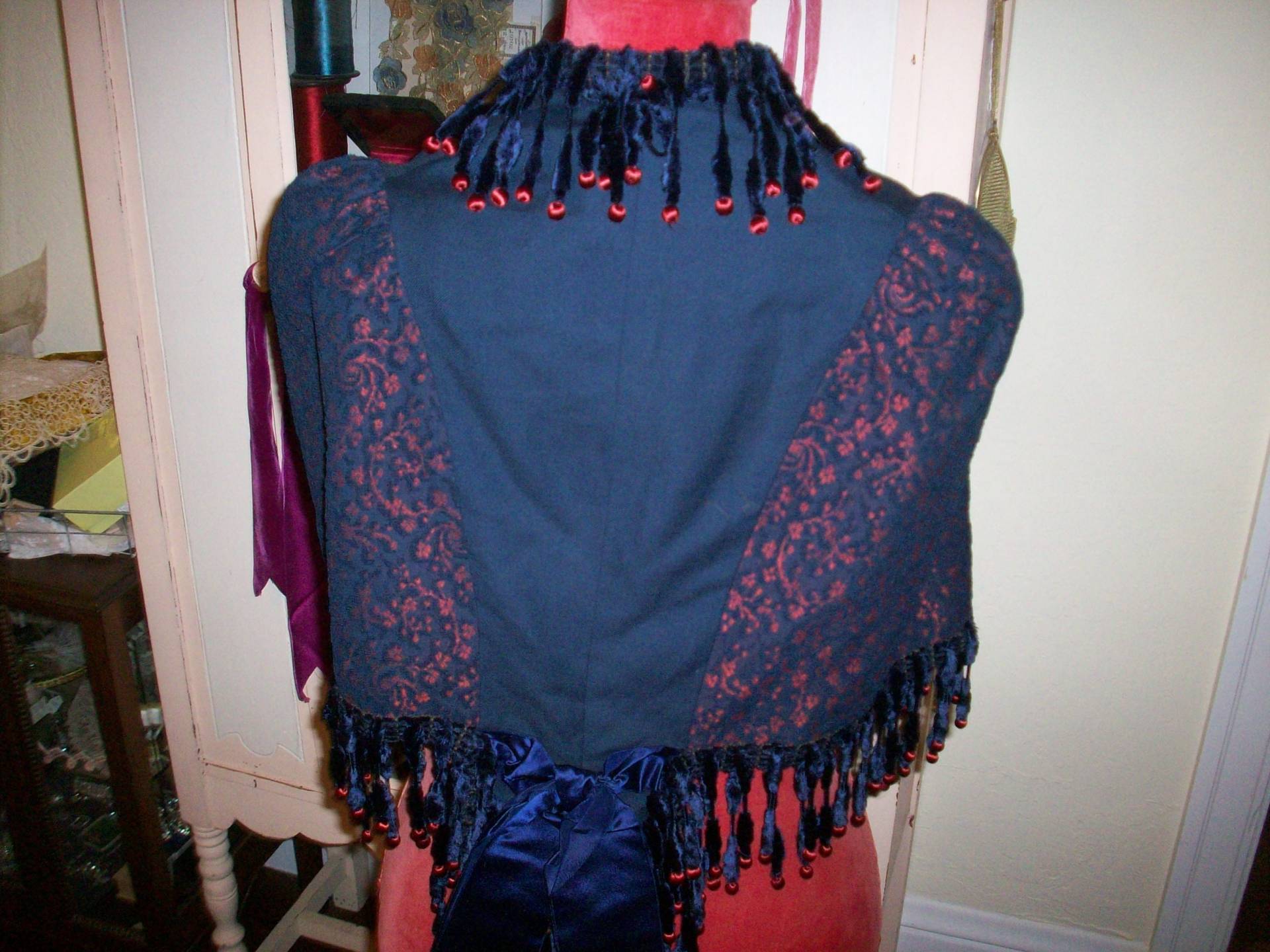 1800Er Seide Und Woll Cape Mit Chenille Samt Quastenbesatz 1800Er Seide Und Woll Cape Mit Chenille Samt Quastenbesatz von TheVelvetValet