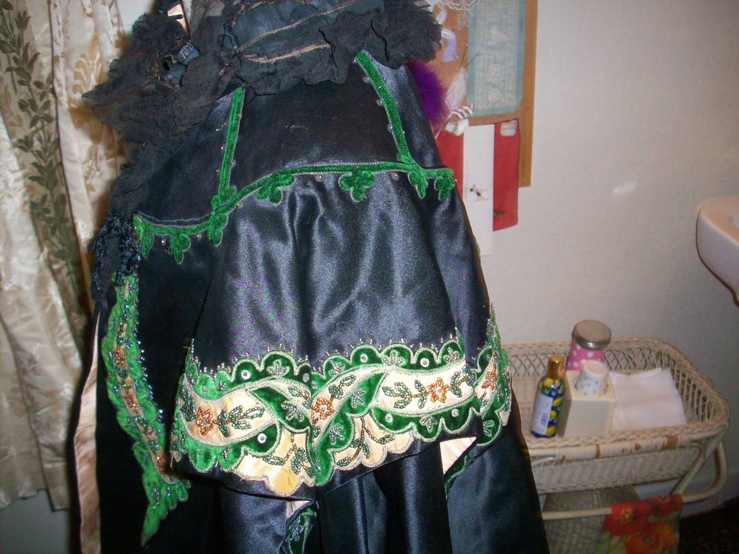 1800Er Seiden Cape Mit Smaragdfarbenem Samt Und Perlenbesatz 1800Er Seiden Cape Mit Smaragdfarbenem Samt Und Perlenbesatz von TheVelvetValet