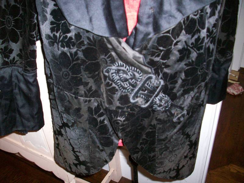 Edwardian Seide Schwarze Jacke Mit Ausgefallenem Froschverschluss Edwardian Seide Schwarze Jacke Mit Ausgefallenem Froschverschluss von TheVelvetValet