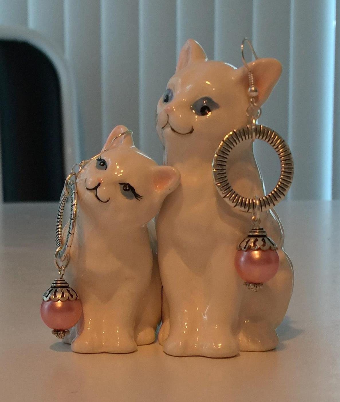 Glasperle Und Silber Kreis Tropfen Ohrringe in Rosa Mit Dekorativen Perlenkappen Glasperle Und Silber Kreis Tropfen Ohrringe in Rosa Mit Dekorativen Perlenkappen von TheVeryBusyBeader