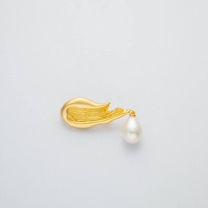 Moderne Goldbrosche Mit Pinselstrichen Und Barockperle von TheVeryPearl