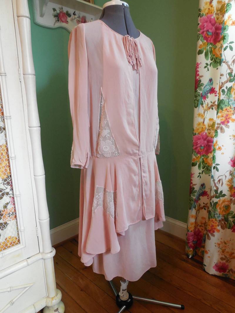 20Er Jahre Seide Chiffon Kleid/Art Deco Spitzeneinsätze Drapierter Rock Overlay Langarm Midi Exquisite Details Rosa Besondere Anlässe S 20Er Jahre Seide Chiffon Kleid/Art Deco Spitzeneinsätze Drapierter Rock Overlay Langarm Midi Exquisite Details Rosa Besondere Anlässe S von TheVictoriousViolet