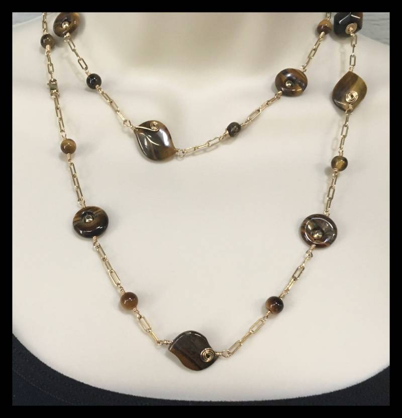 All Time Halskette Mit Multi Formen Und Verschiedenen Größen Von Tigerauge Steinen in 14 Kt Gold Filled Draht Perlen. Drei in Einem Stil All Time Halskette Mit Multi Formen Und Verschiedenen Größen Von Tigerauge Steinen in 14 Kt Gold Filled Draht Perlen. Drei in Einem Stil von TheVictoryCollection