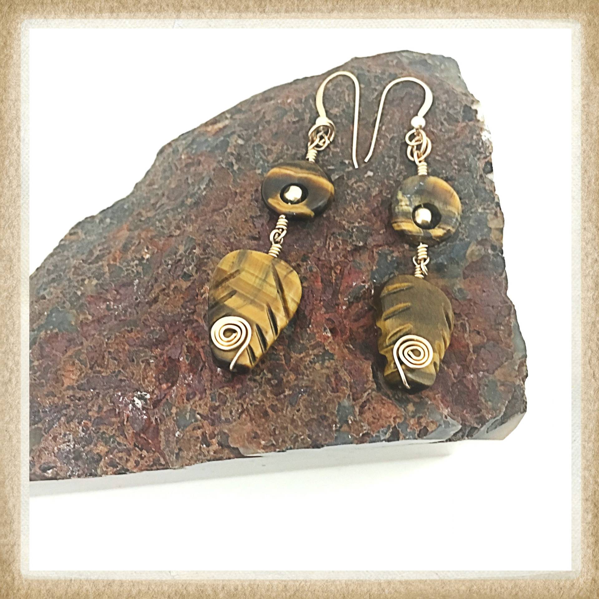 Braun Gelbliche Ohrringe Mit Blatt Und Tigerauge Ohrringen, 14 Kt Gold-Gefüllt. 14Kt Gold Fill in Reich Braun Gelblich Steinen Braun Gelbliche Ohrringe Mit Blatt Und Tigerauge Ohrringen, 14 Kt Gold-Gefüllt. 14Kt Gold Fill in Reich Braun Gelblich Steinen von TheVictoryCollection