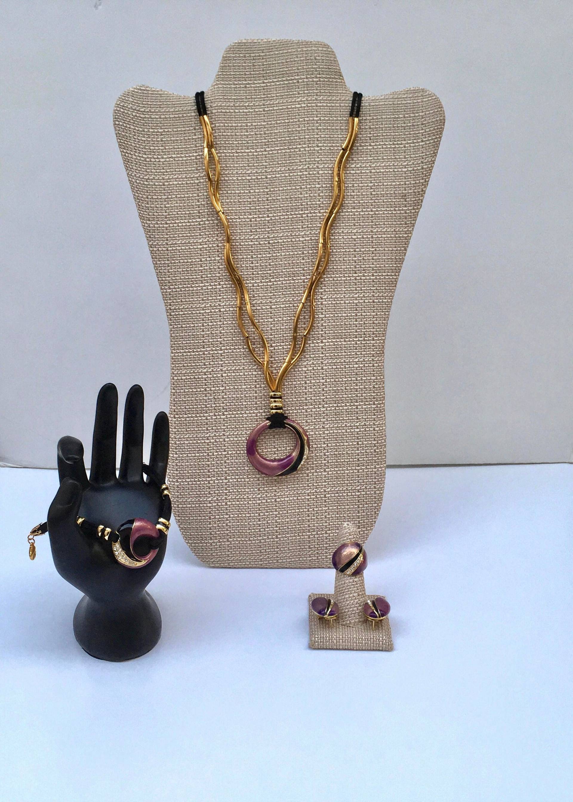 Ein Set Aus Kette, Ohrringe, Ring Und Ohrringen, Armband, Ohrringen in Lila, Gold Schwarz Ein Set Aus Kette, Ohrringe, Ring Und Ohrringen, Armband, Ohrringen in Lila, Gold Schwarz von TheVictoryCollection