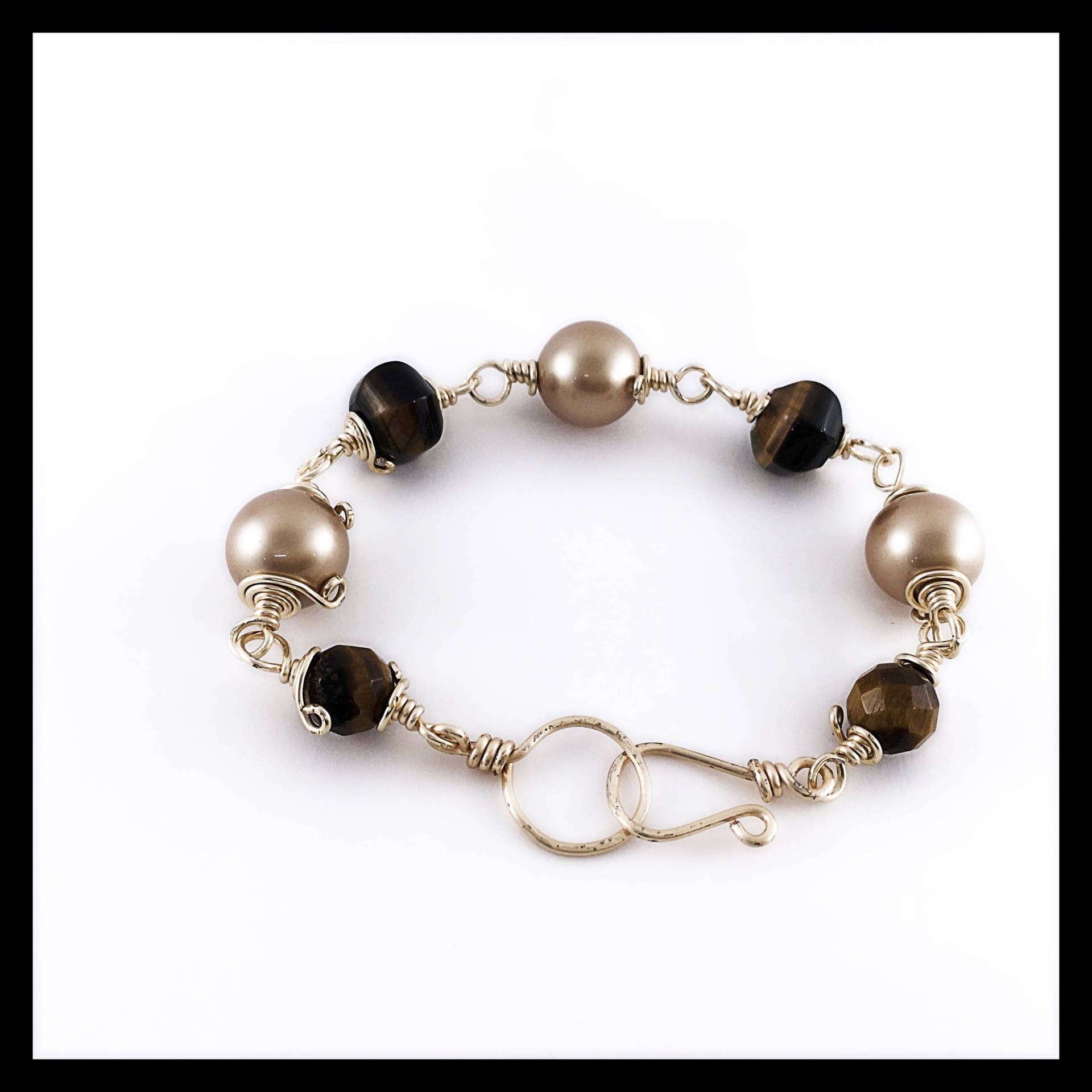 Geflochtenes Armband Mit Heilsteinen Aus Tigerauge Und Swarovski Perlen. Braune Schattierungen Von Steine Perlen Geflochtenes Armband Mit Heilsteinen Aus Tigerauge Und Swarovski Perlen. Braune Schattierungen Von Steine Perlen von TheVictoryCollection