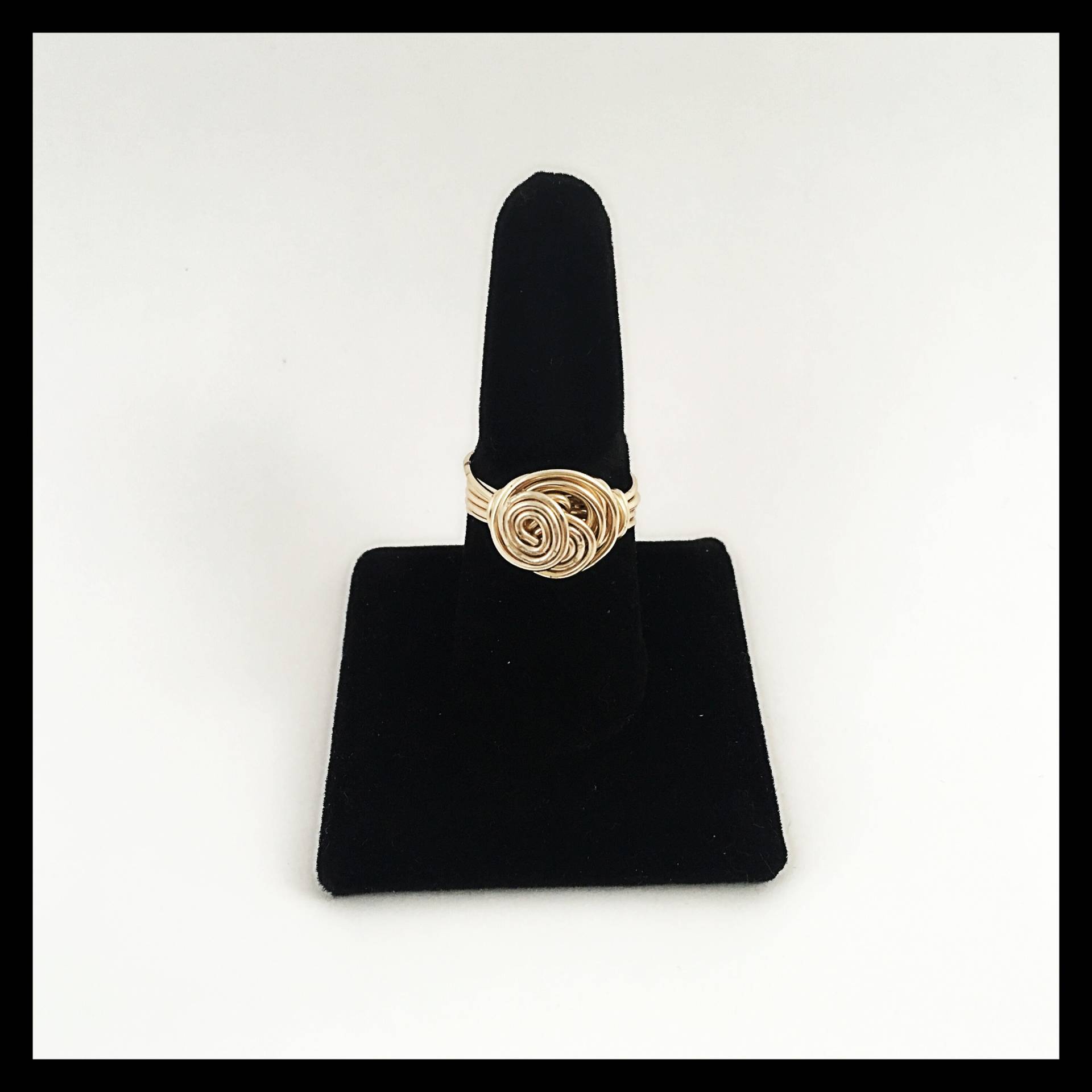 Gold Ton Verdrahteter Ring, Handgemachter Spiralring, Wirbelter Ring Aus Goldfarbenem Draht, Spirale Und Gehämmert Vergoldeter Multi Spiralen Gold Ton Verdrahteter Ring, Handgemachter Spiralring, Wirbelter Ring Aus Goldfarbenem Draht, Spirale Und Gehämmert Vergoldeter Multi Spiralen von TheVictoryCollection