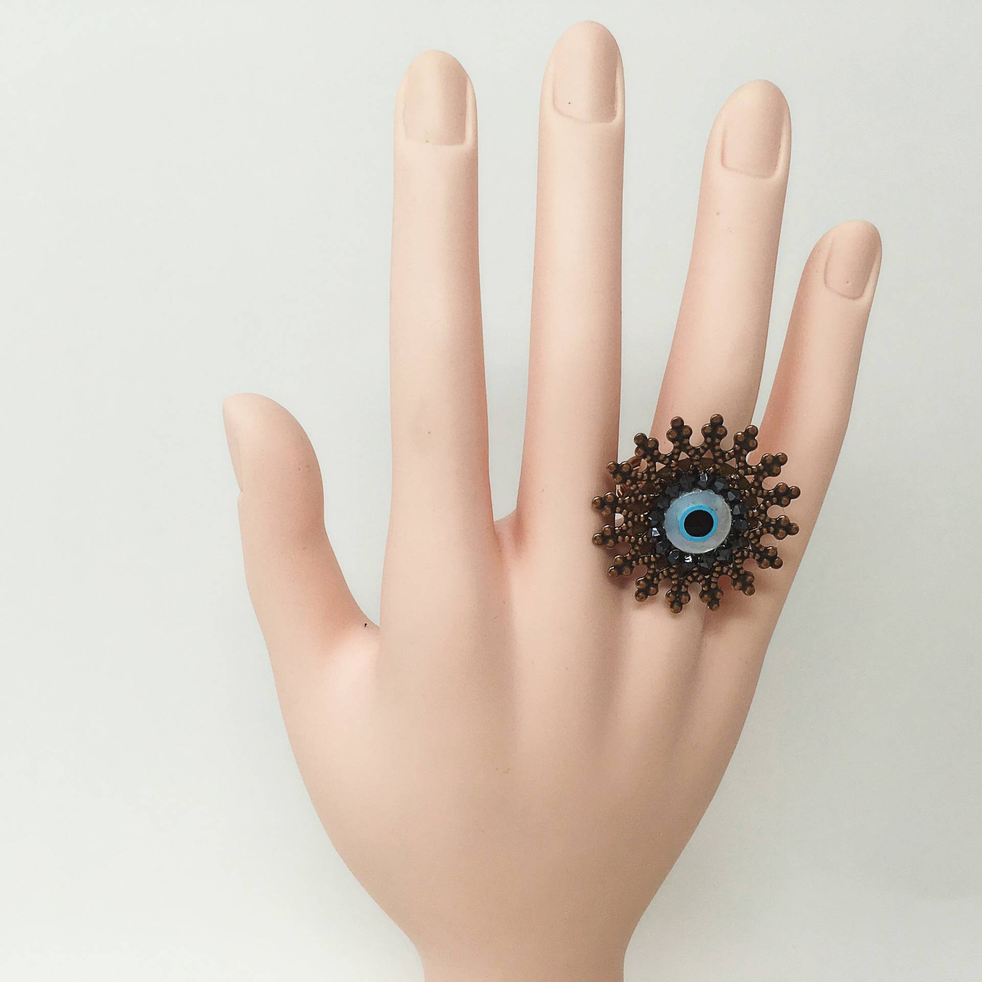 Große Runde Perlmutt Evil Eye Ring Mit Schwarzen Swarovski Kristallen Und Verzierten Kupfer Messing Rahmen, Hand Verdrahteter Große Runde Perlmutt Evil Eye Ring Mit Schwarzen Swarovski Kristallen Und Verzierten Kupfer Messing Rahmen, Hand Verdrahteter von TheVictoryCollection