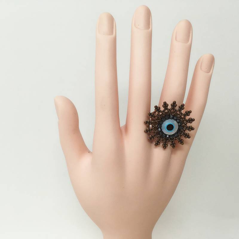 Große Runde Perlmutt Evil Eye Ring Mit Schwarzen Swarovski Kristallen Und Verzierten Kupfer Messing Rahmen, Hand Verdrahteter von TheVictoryCollection