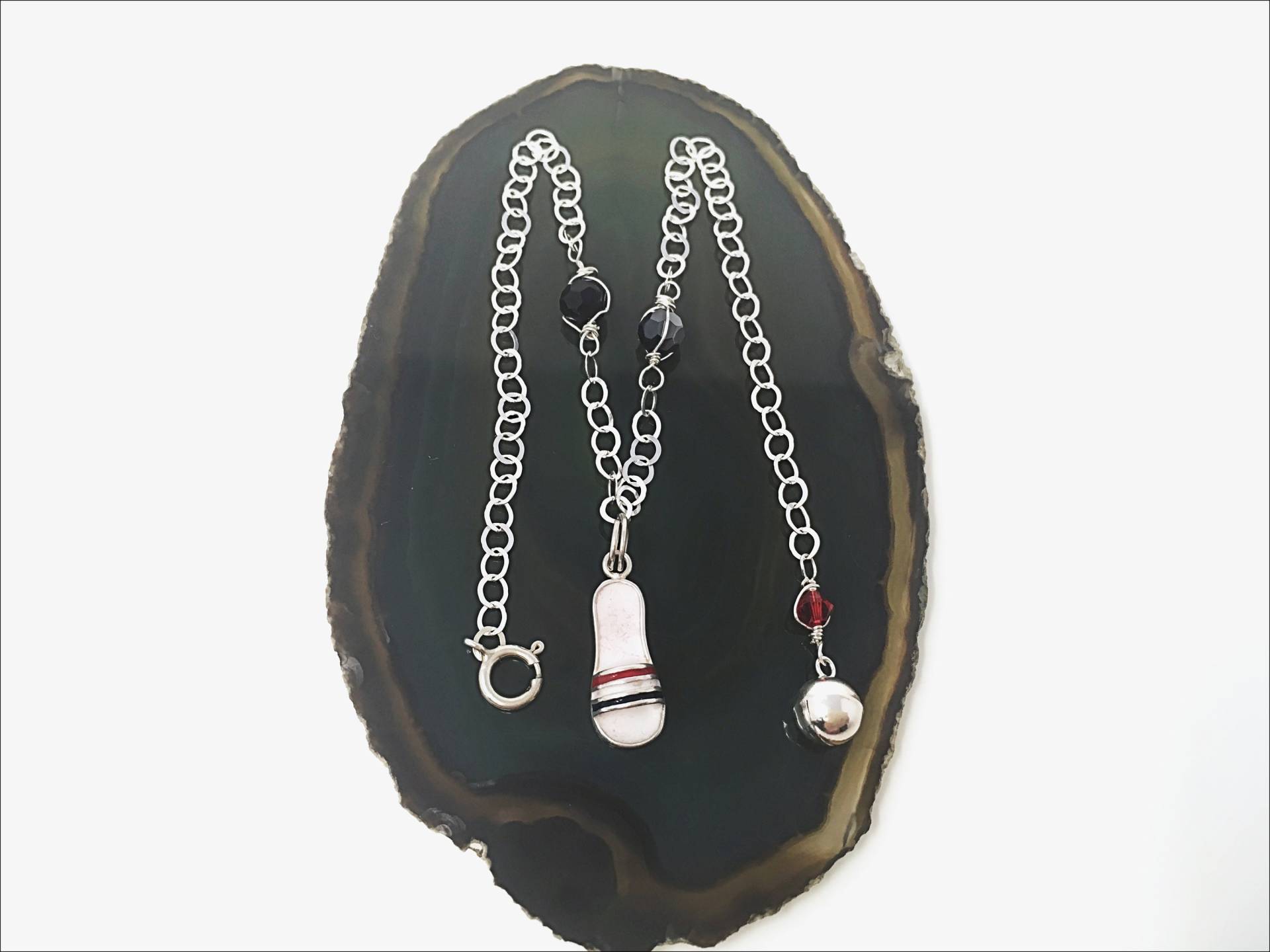 Süßes 925 Sterling Silber Emailliertes Weiß, Schwarz Und Rot Pantoffel Fußkettchen Armband Mit Schwarzen Swarovski Perlen Ball Anhänger von TheVictoryCollection