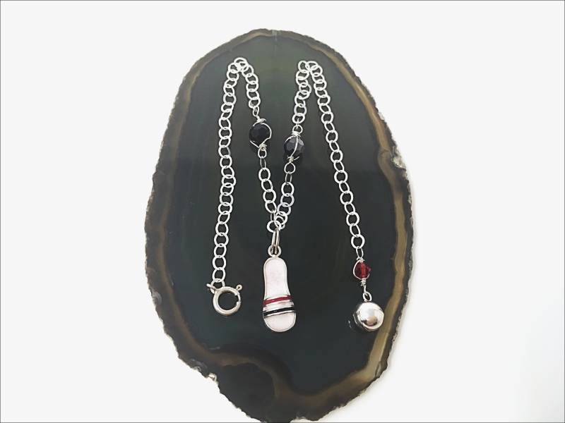 Süßes 925 Sterling Silber Emailliertes Weiß, Schwarz Und Rot Pantoffel Fußkettchen Armband Mit Schwarzen Swarovski Perlen Ball Anhänger von TheVictoryCollection