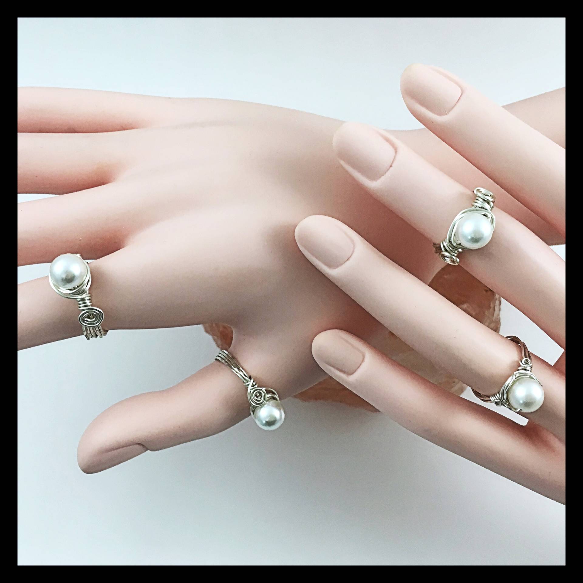 Zierlicher 925 Sterling Silber Ring Mit Süßwasserperle, Heller Weißer Süßwasserperle Und Multi Bands Zierlicher 925 Sterling Silber Ring Mit Süßwasserperle, Heller Weißer Süßwasserperle Und Multi Bands von TheVictoryCollection