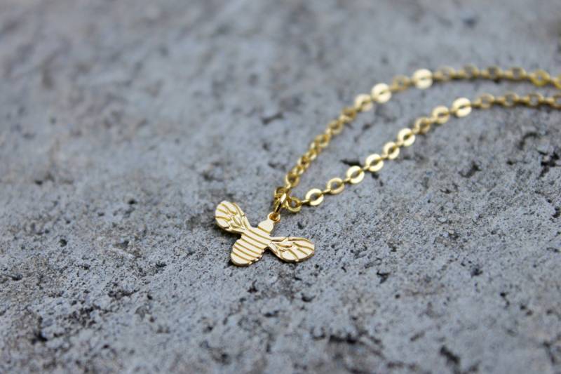 Kleine Biene Halskette/16K Gold Hummel Charme Minimale Layering Honig Kleine Biene Halskette/16K Gold Hummel Charme Minimale Layering Honig von TheVintageAcorn