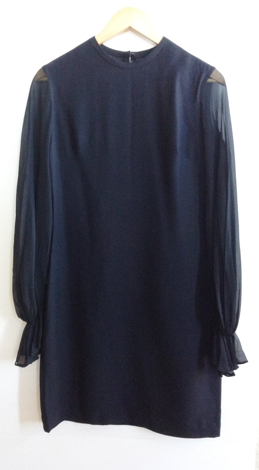 Vintage 1960Er Jahre Schwarzes Kleid Mit Schiere Ärmel Vintage 1960Er Jahre Schwarzes Kleid Mit Schiere Ärmel von TheVintageAlchemy
