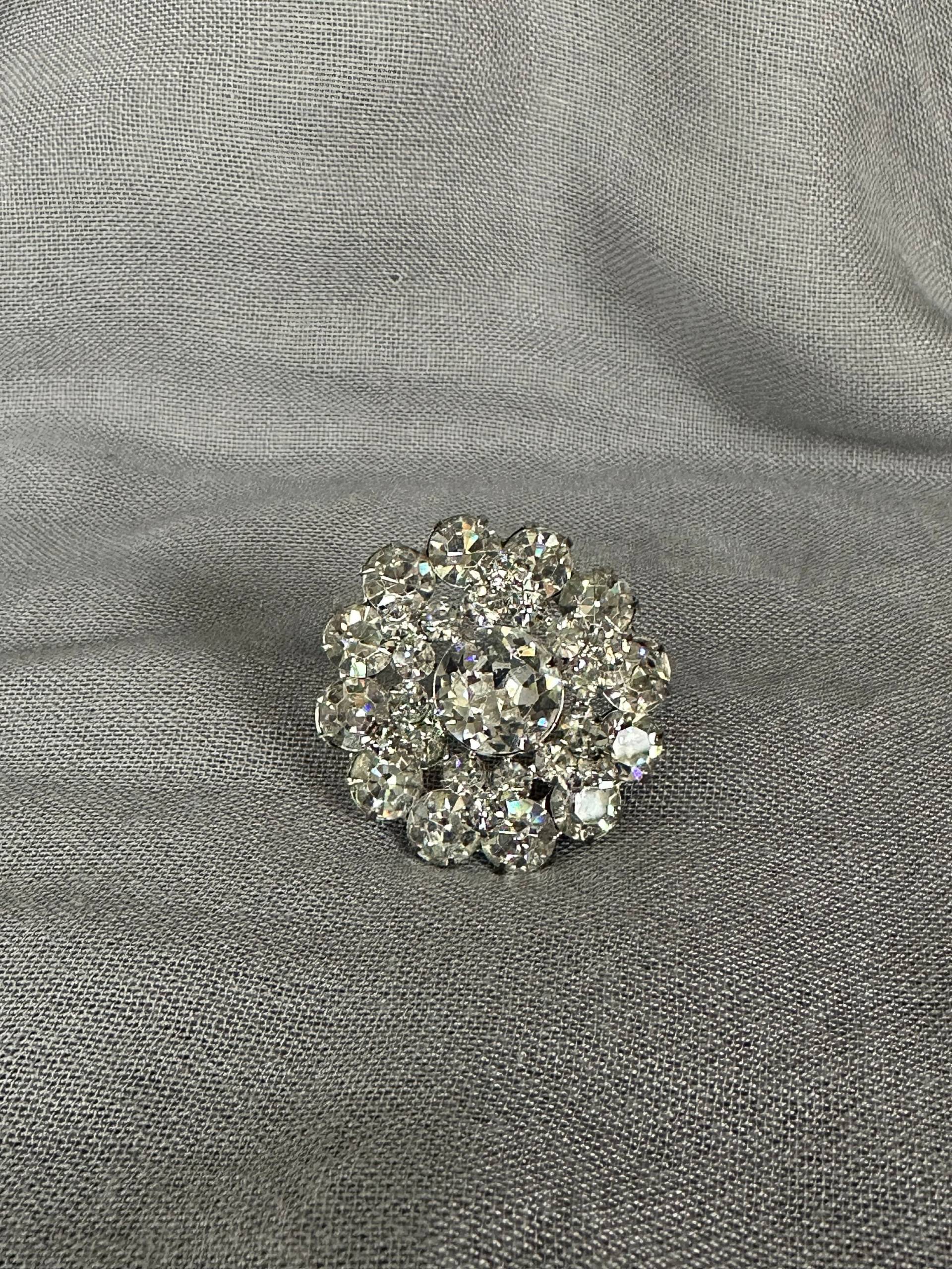 Vintage Runde Dimentional Strass Brosche Pin von TheVintageBrides
