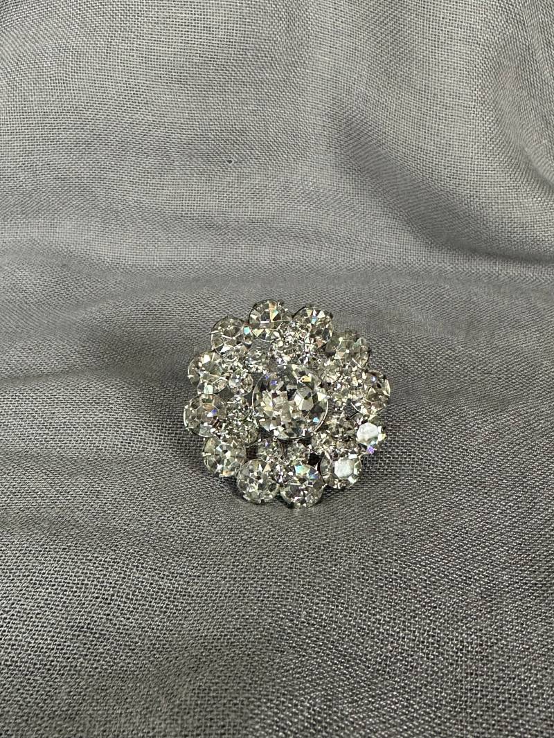 Vintage Runde Dimentional Strass Brosche Pin Vintage Runde Dimentional Strass Brosche Pin von TheVintageBrides