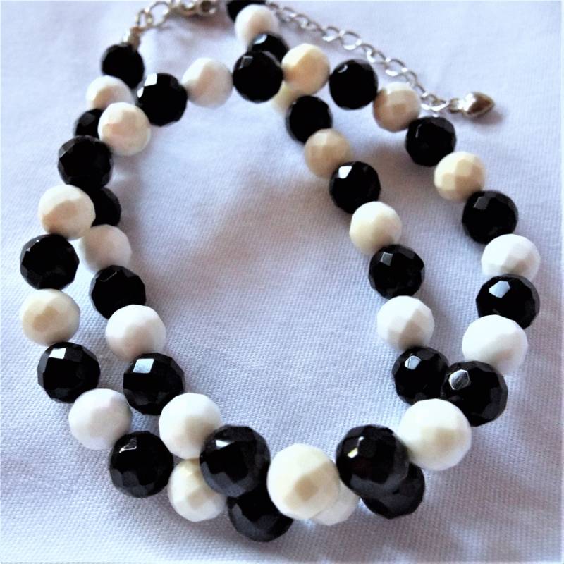 Schwarz-Weiß Restrung Vintage Glas Facettierte Perlenkette Schwarz-Weiß Restrung Vintage Glas Facettierte Perlenkette von TheVintageCurve
