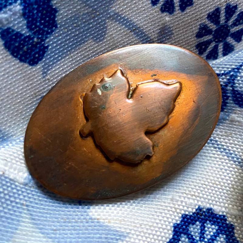 Vintage Gestempelte Metall Ahorn Blatt Brosche in Kupfer von TheVintageCurve