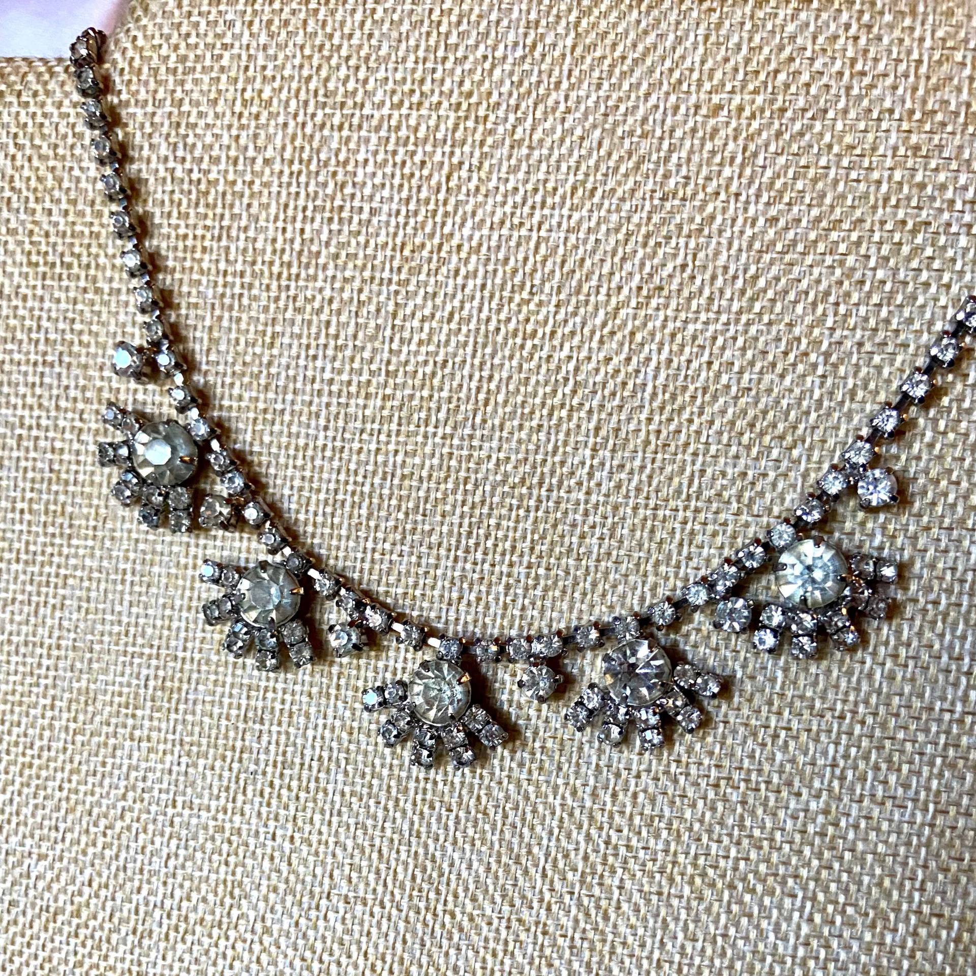 Vintage Halskette Und Ohrringe Set Weißer Diamant Strass Trachtenschmuck Vintage Halskette Und Ohrringe Set Weißer Diamant Strass Trachtenschmuck von TheVintageCurve