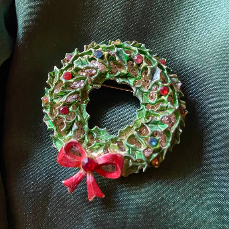 Vintage Pierced Holiday Wreath Brosche Emaille Mit Strass Und Glitzer Hintergrund Vintage Pierced Holiday Wreath Brosche Emaille Mit Strass Und Glitzer Hintergrund von TheVintageCurve