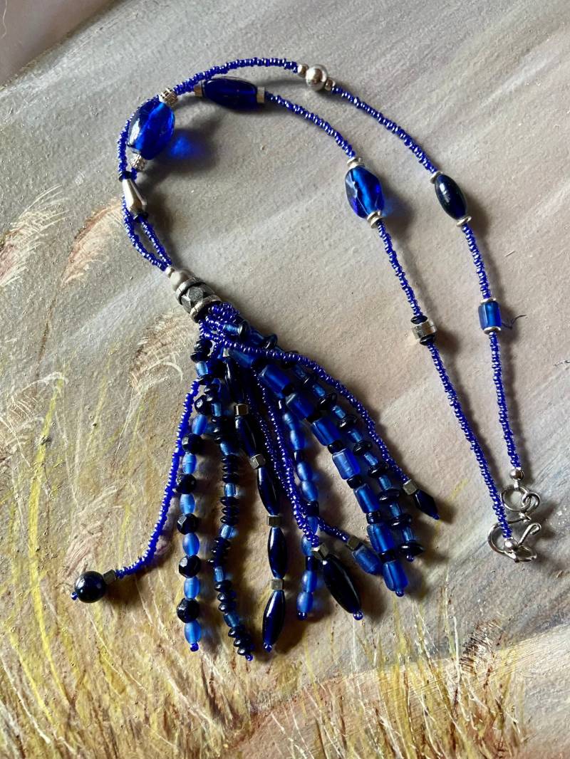 Vintage Schwarz-Blaue Glasperlen Quasten Kette Vintage Schwarz-Blaue Glasperlen Quasten Kette von TheVintageCurve