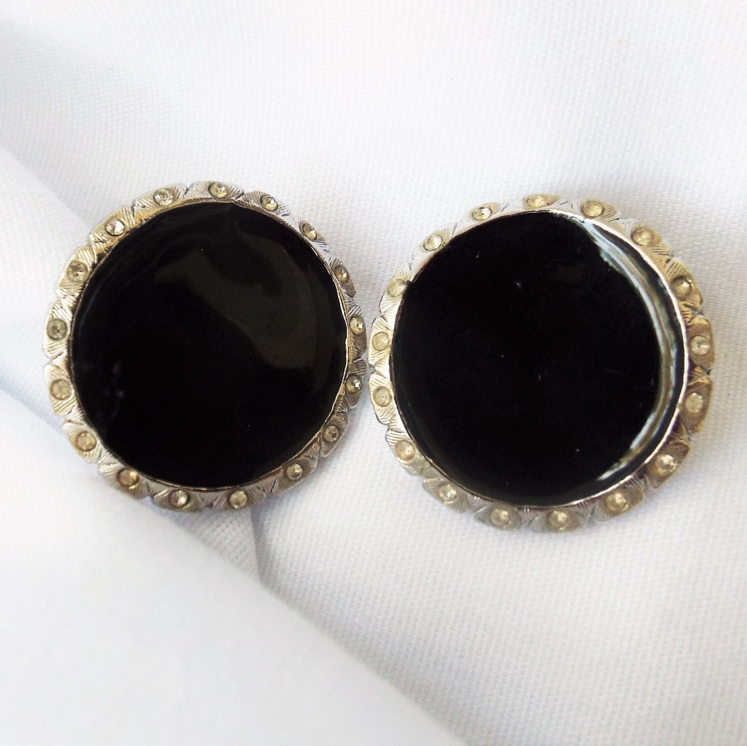 Vintage Schwarze Emaille in Strass Silber Rahmen Ohrringe Vintage Schwarze Emaille in Strass Silber Rahmen Ohrringe von TheVintageCurve