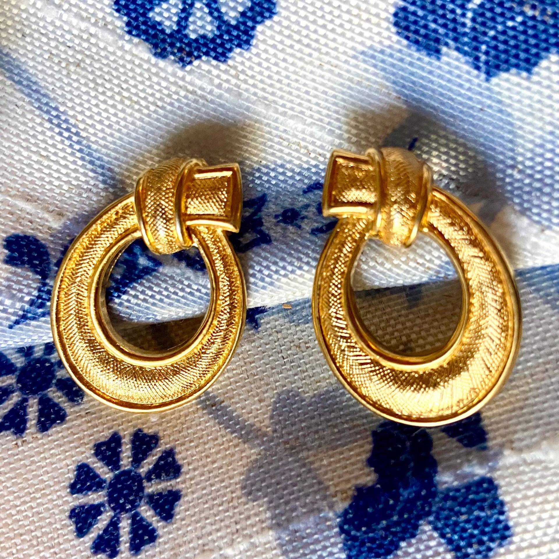 Vintage Tied Gold Loop Pierced Ohrringe Vintage Tied Gold Loop Pierced Ohrringe von TheVintageCurve