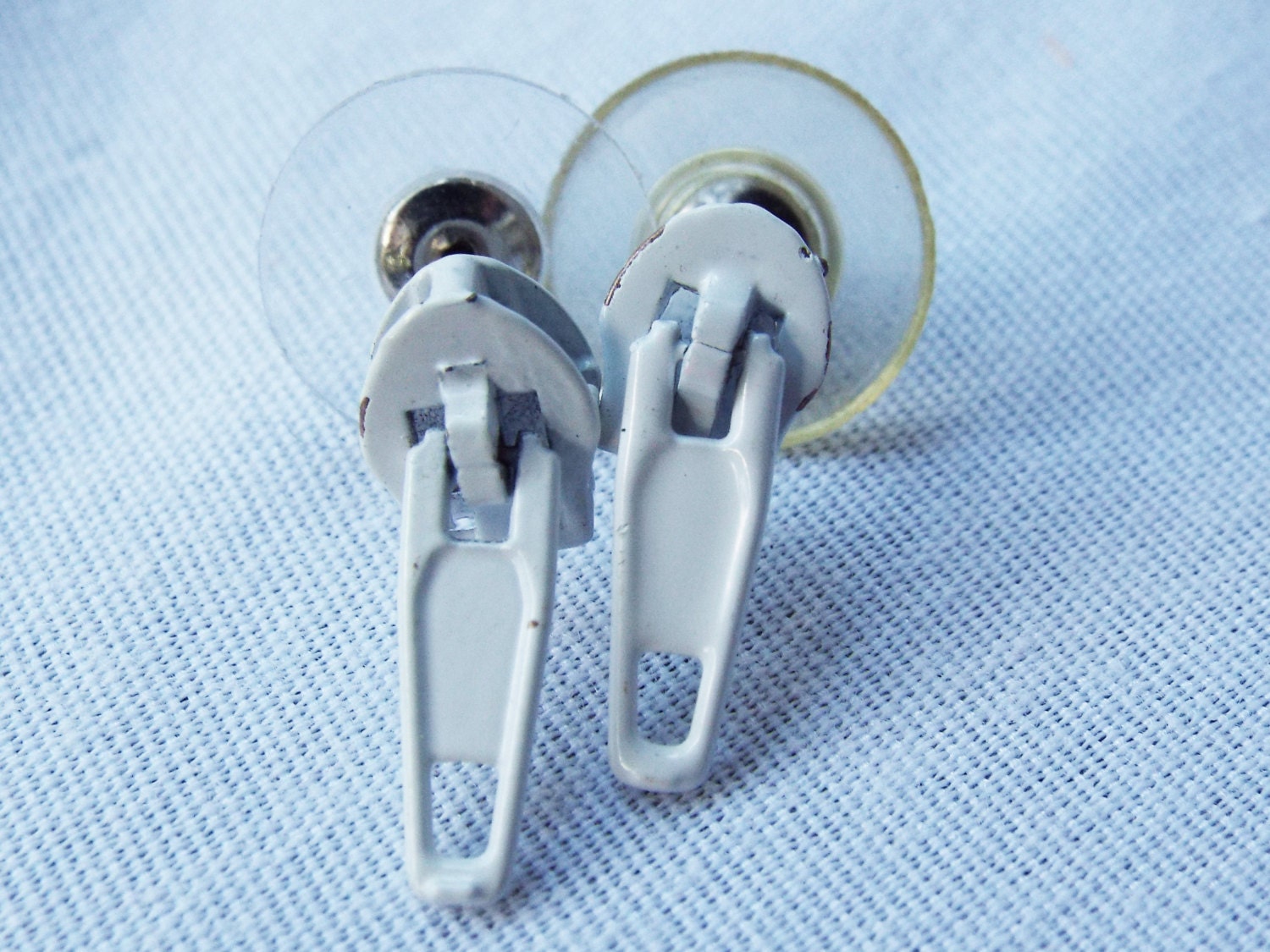 Vintage Weiße Emaille Zipper Pull Ohrstecker Vintage Weiße Emaille Zipper Pull Ohrstecker von TheVintageCurve
