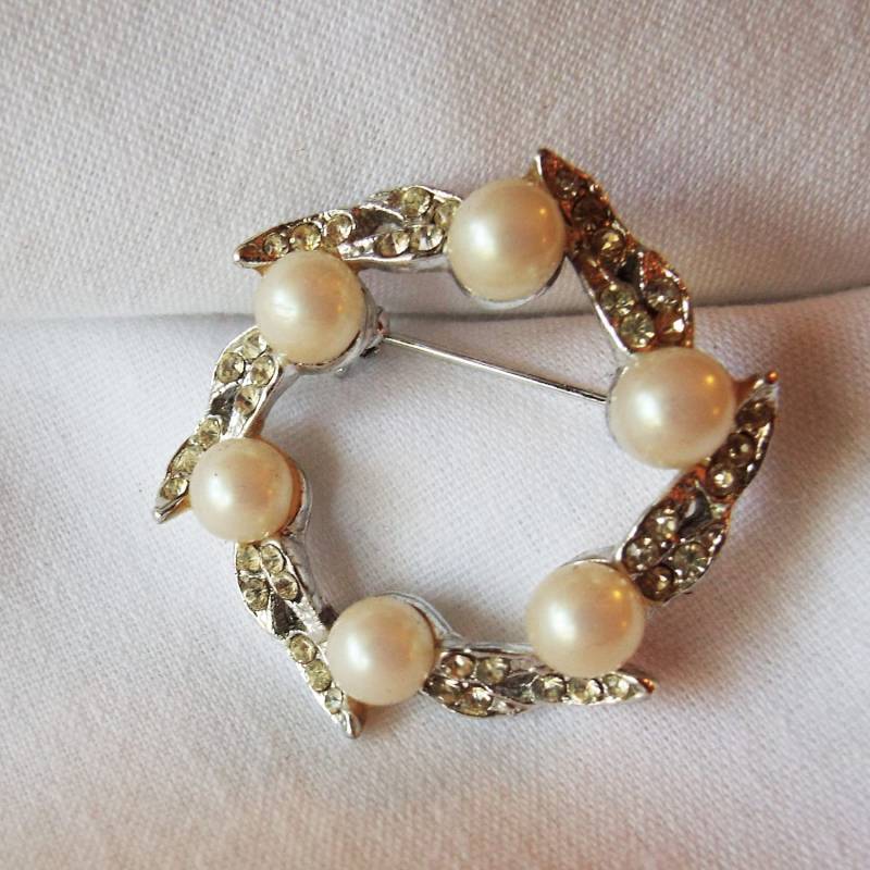 Vintage Weiße Perlen Und Strass Kranz Brosche Vintage Weiße Perlen Und Strass Kranz Brosche von TheVintageCurve