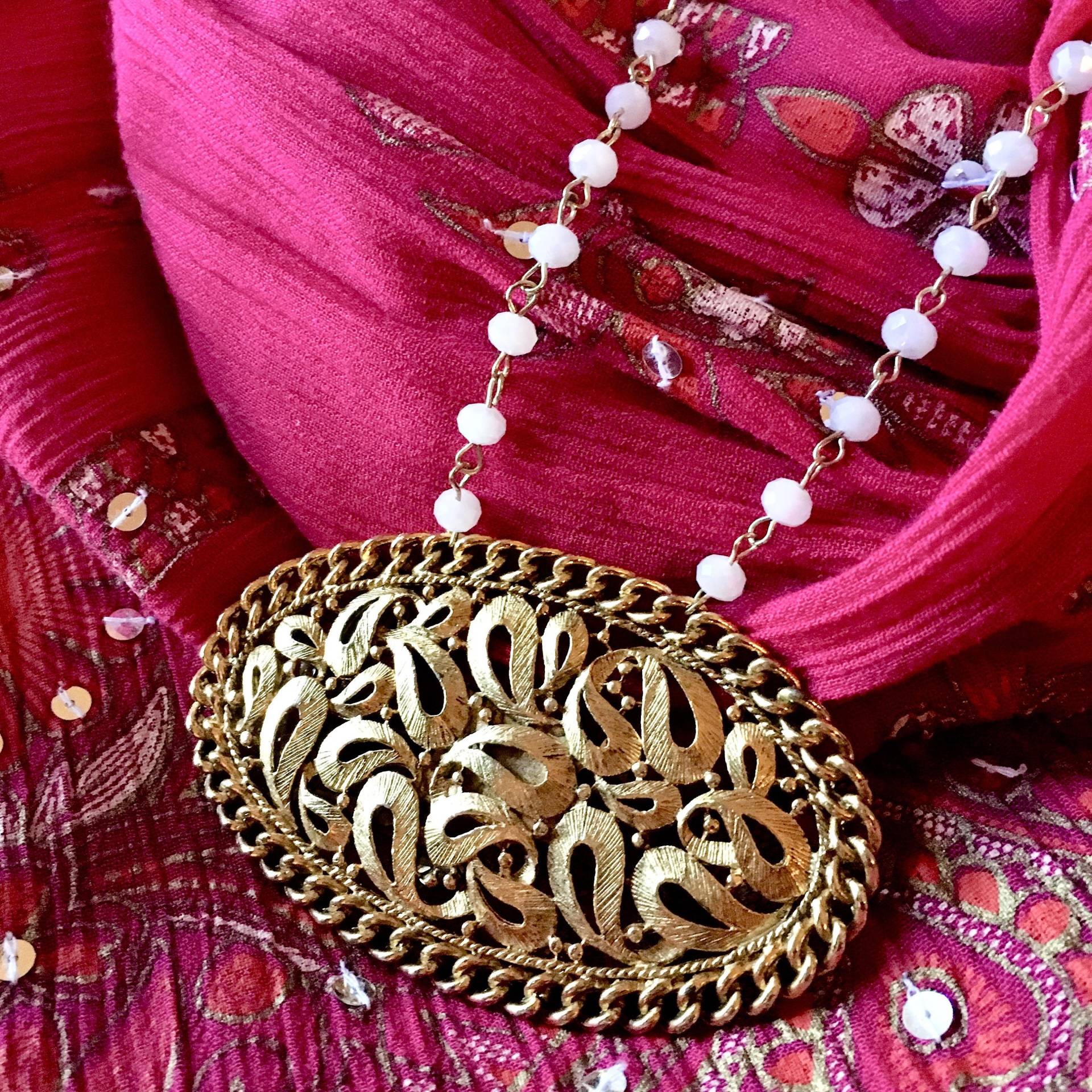 Weiß-Goldene Perlenkette Mit Vintage-Anhänger Weiß-Goldene Perlenkette Mit Vintage-Anhänger von TheVintageCurve