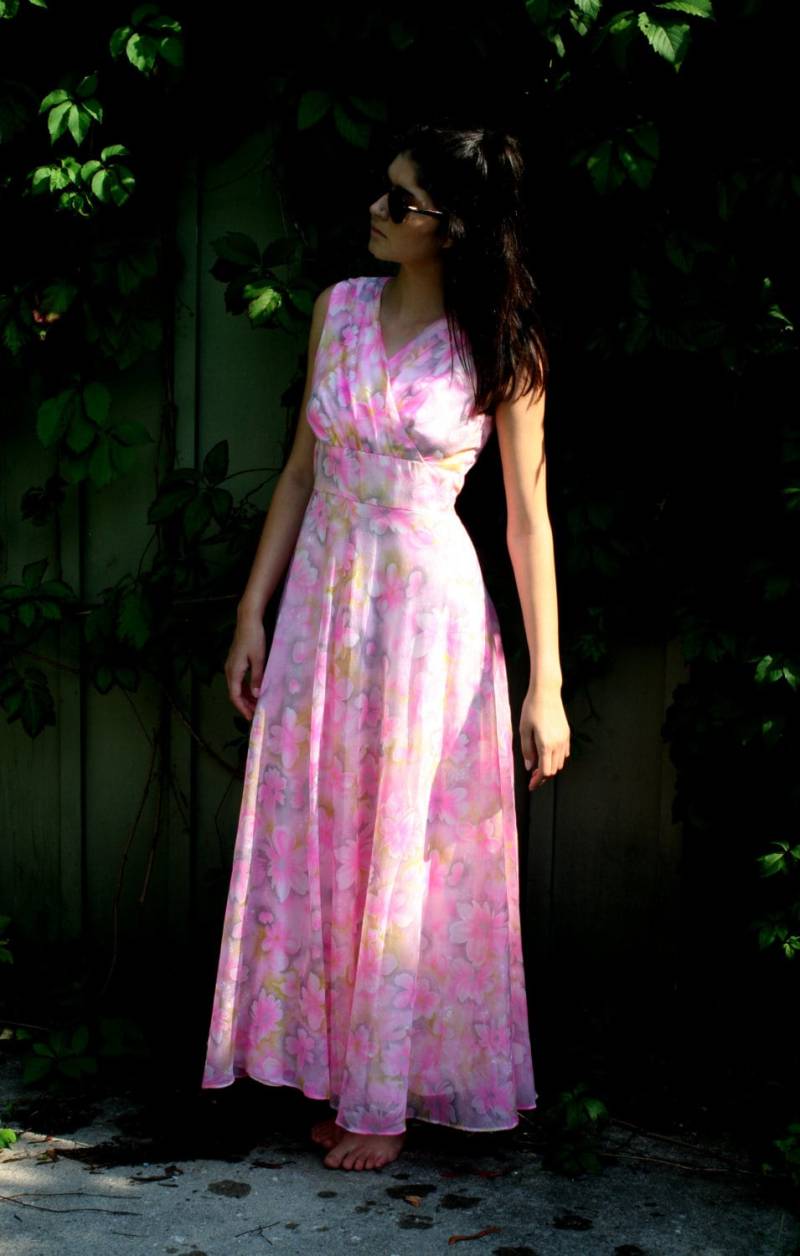 Vintage Rosa Floral Frühen 1970Er Jahre Maxi Kleid Klein Bis Mittel Chiffon Gestylt Von Linda Jane Overlay Voller Rock Brautjungfer von TheVintageDomain