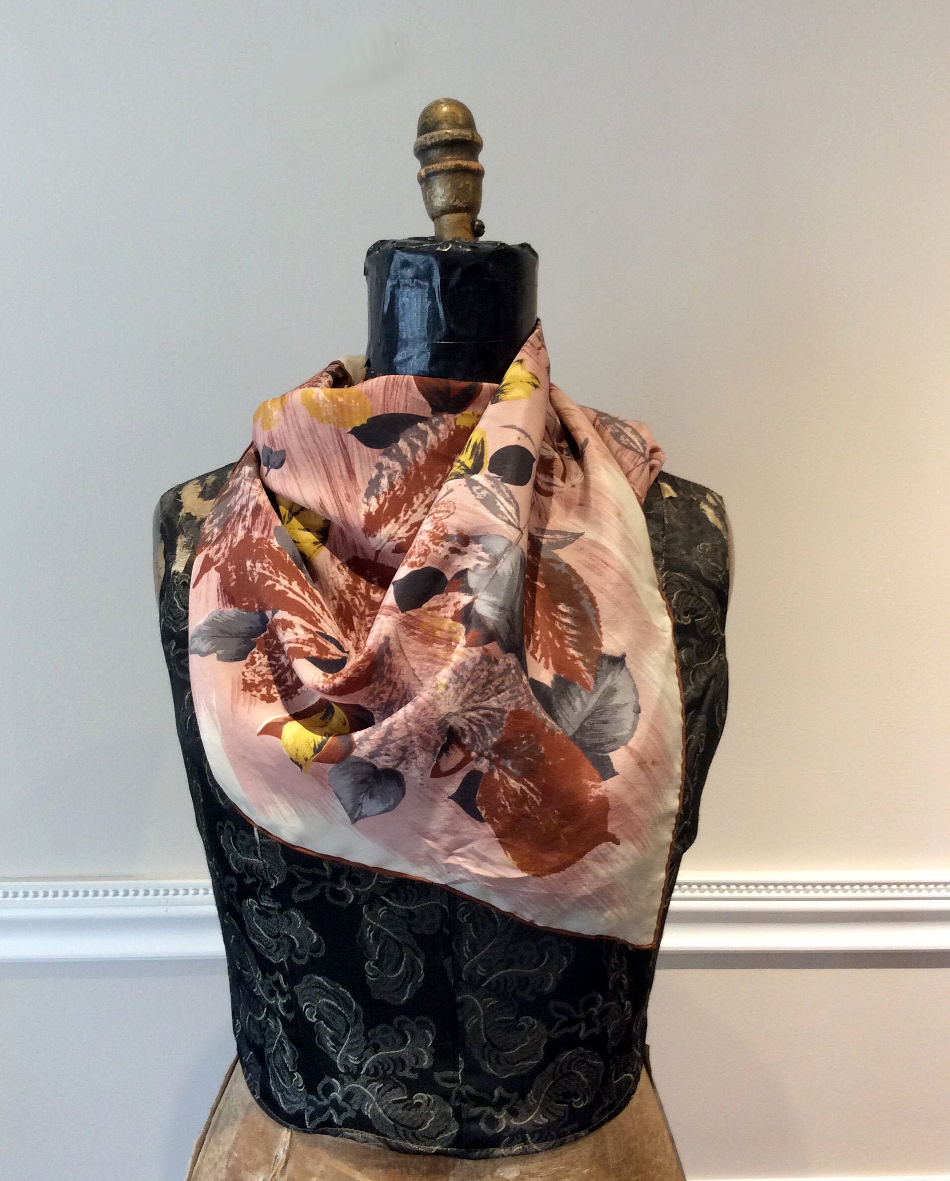 Vintage Seide Schal Große Hand Gerollt Made in Japan 1950Er Jahre Blatt Motiv Kopftuch Halstuch Rost Gelb Schwarz Und Silber Muttertagsgeschenk von TheVintageDomain