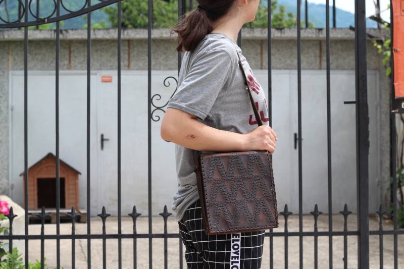 Vintage Braune Punzierte Leder Schultertasche Boho Hippie Gipsy von TheVintageEurope