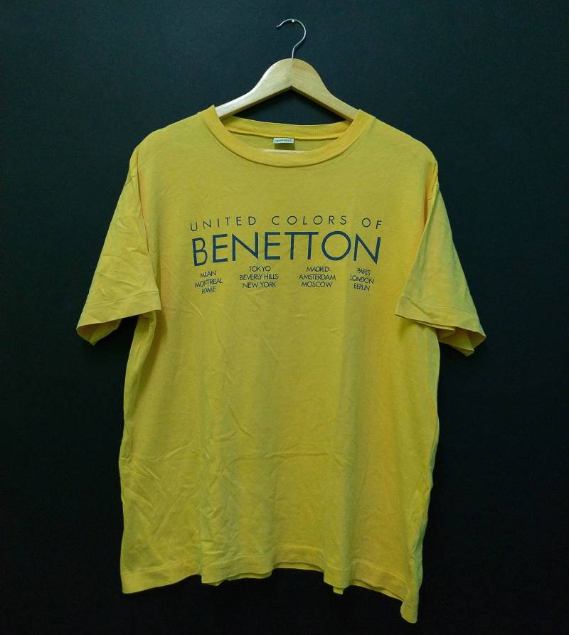 On Sale 25 % Vintage Vereinigte Farbe Von Benetton 80Er Jahre 90Er Kurze Ärmel-Selten-T-Shirt von TheVintageGarment