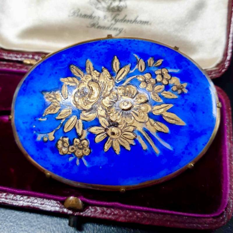 Vintage Art Deco Blumenbrosche, Kobalt-Blaue Keramik, Handgemalte Goldblumen von TheVintageGemShop
