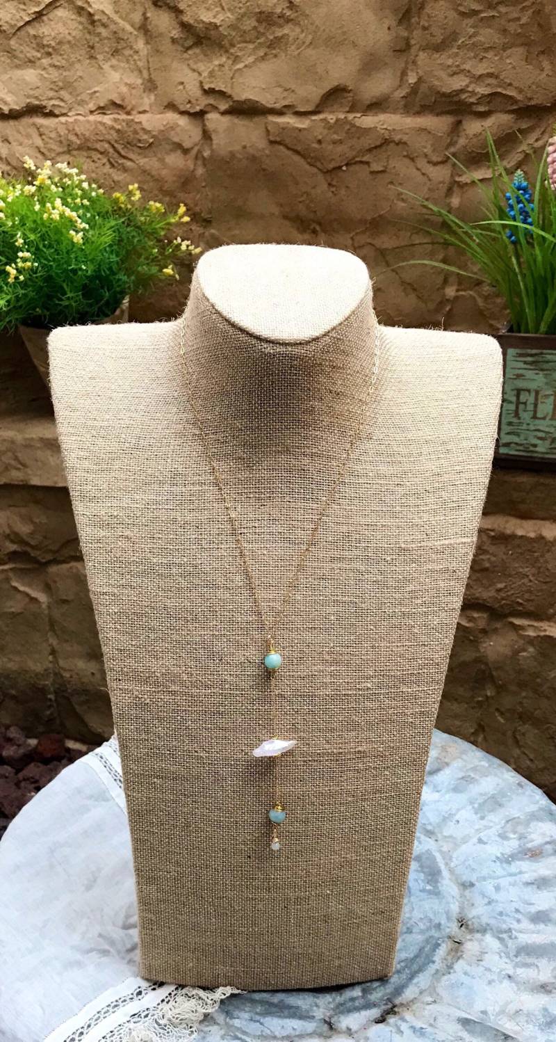 Kristall Halskette Mit Blauen Jade Und Bergkristall Steine Kristall Halskette Mit Blauen Jade Und Bergkristall Steine von TheVintageMermaidUS