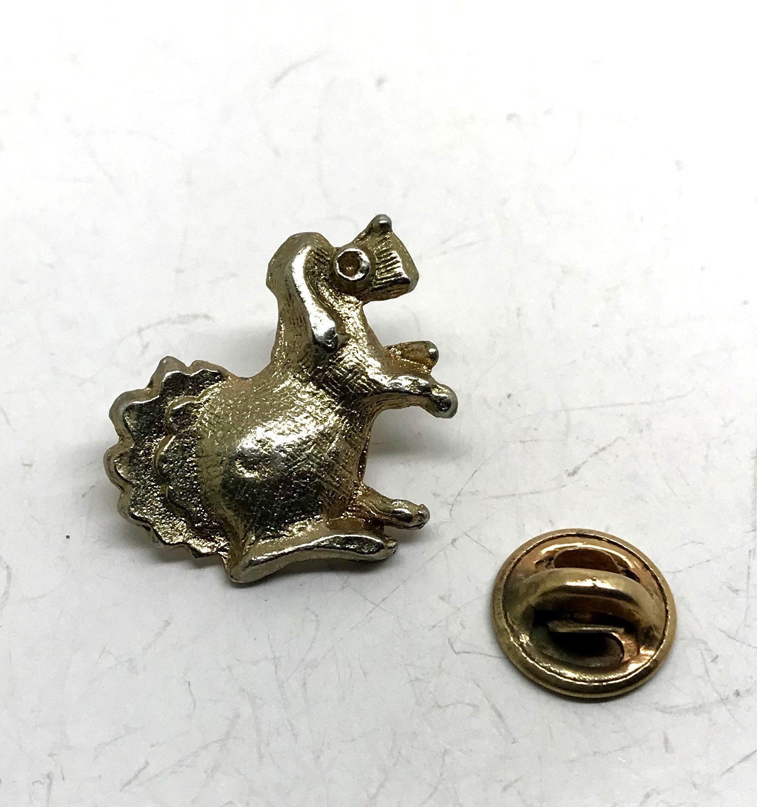 Ausgefallener Kleiner Vintage Figuraler Bettelhund Push Pin Ausgefallener Kleiner Vintage Figuraler Bettelhund Push Pin von TheVintagePinShop
