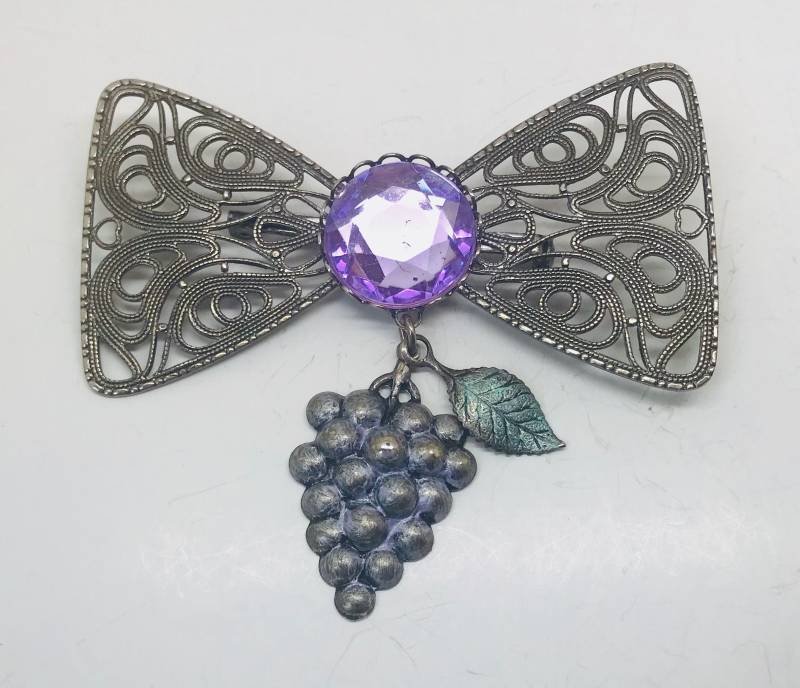 Preis Reduziert Große Vintage Gunmetal Filigree Schleifen-Brosche Lila Briolette Strass Und Baumelnde Weintrauben Anhänger von TheVintagePinShop